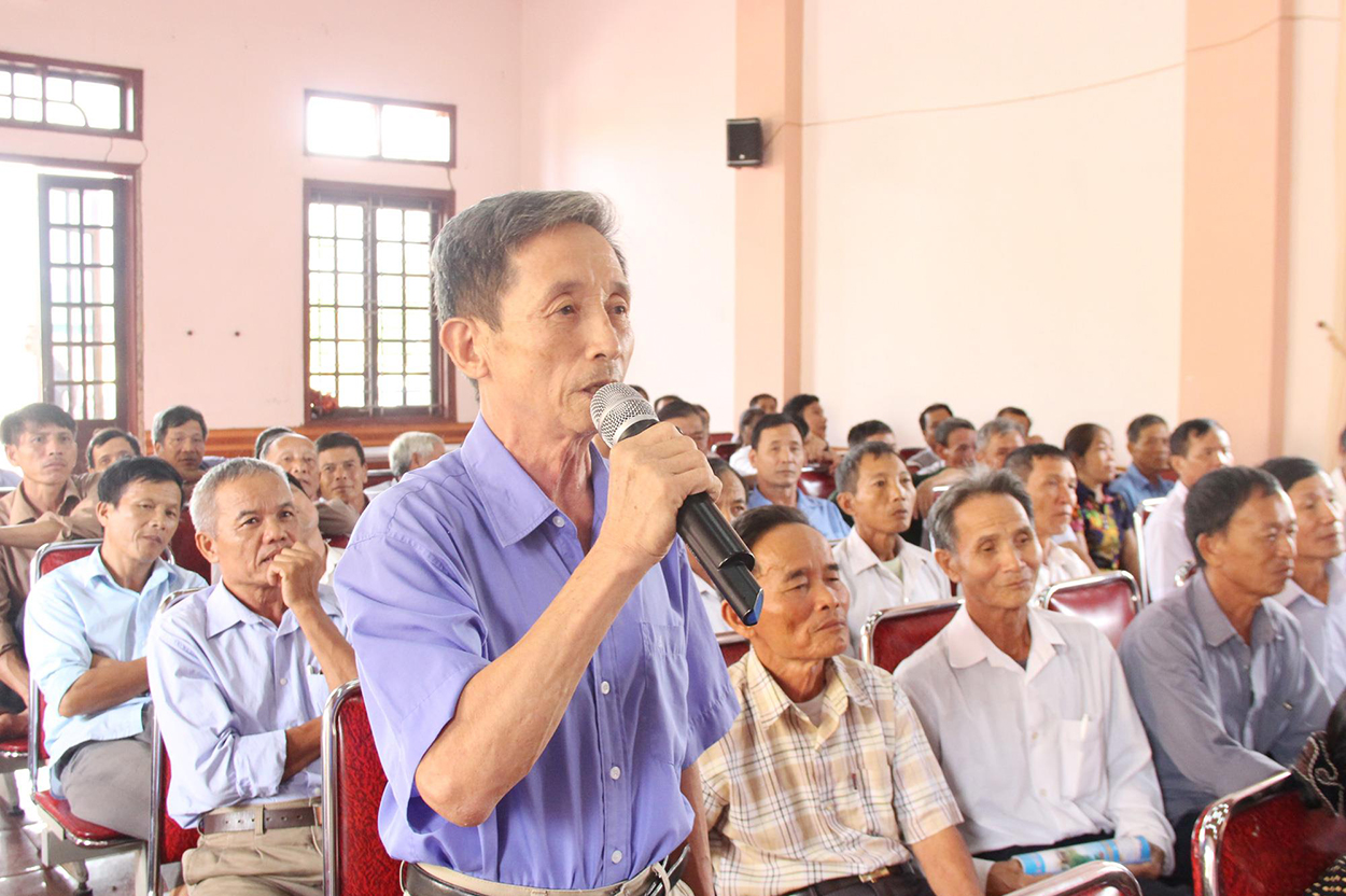 Người dân huyện Hưng Nguyên tham gia đối thoại với cấp ủy, chính quyền huyện về chính sách cán bộ cấp xã, xóm.