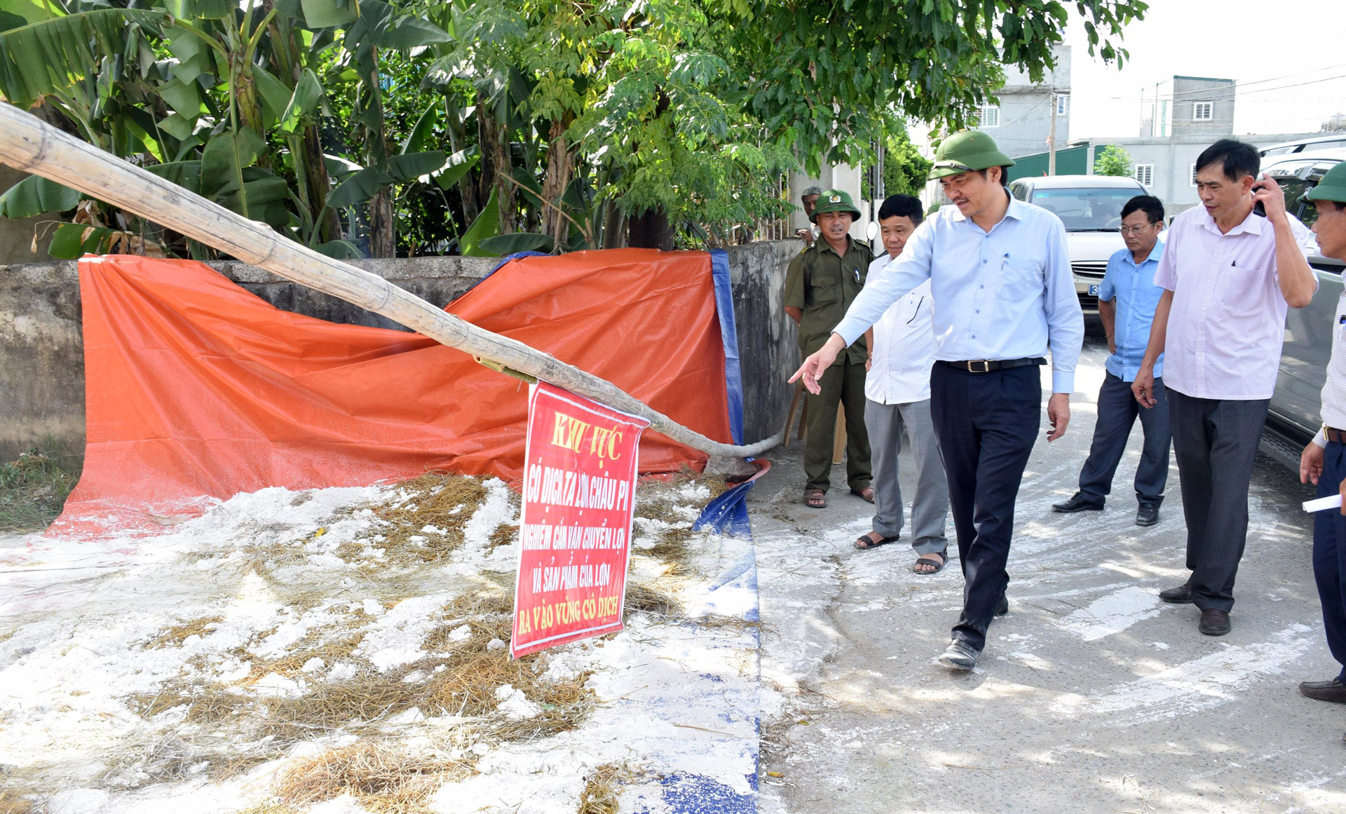 Ông Hoàng Nghĩa Hiếu - Giám đốc Sở Nông nghiệp và PTNT kiểm tra công tác phòng chống dịch tả lợn châu Phi tại tại xóm 1, xã Nghi Xá, huyện Nghi Lộc.