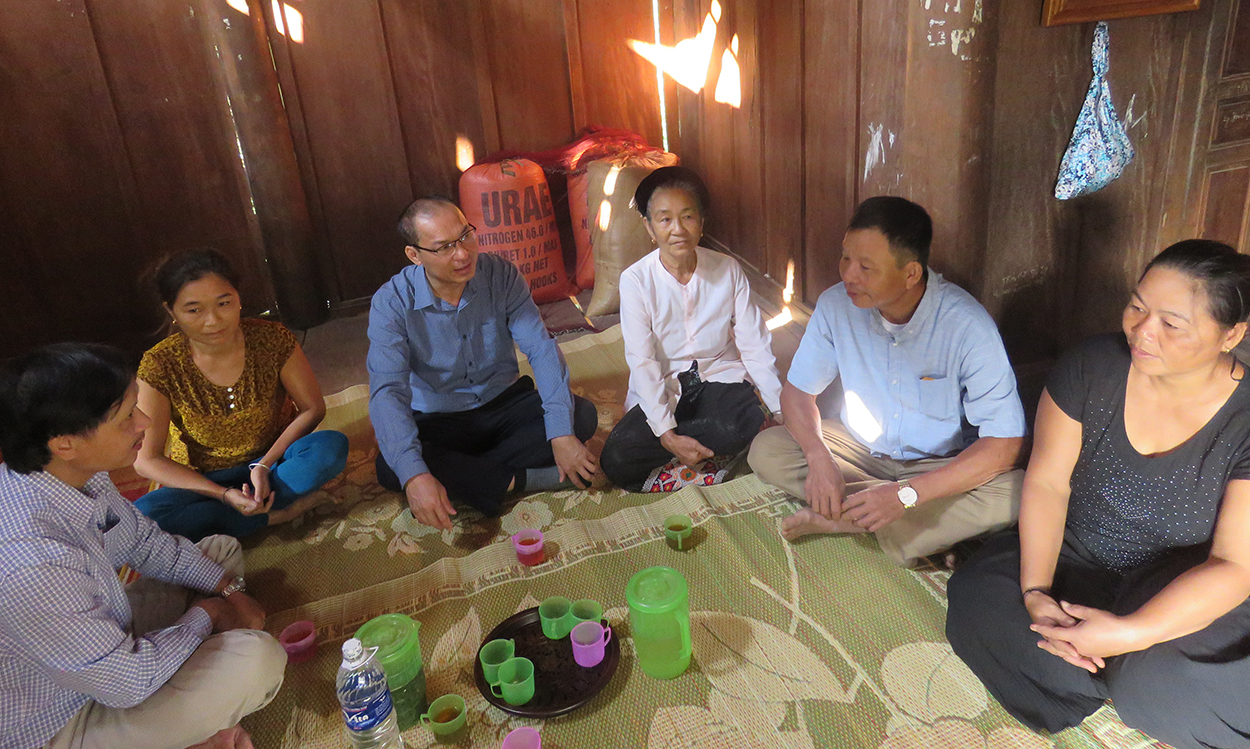  Đồng chí Vi Hòe - Bí thư Huyện ủy, Chủ tịch HĐND huyện Kỳ Sơn thăm hỏi người dân.