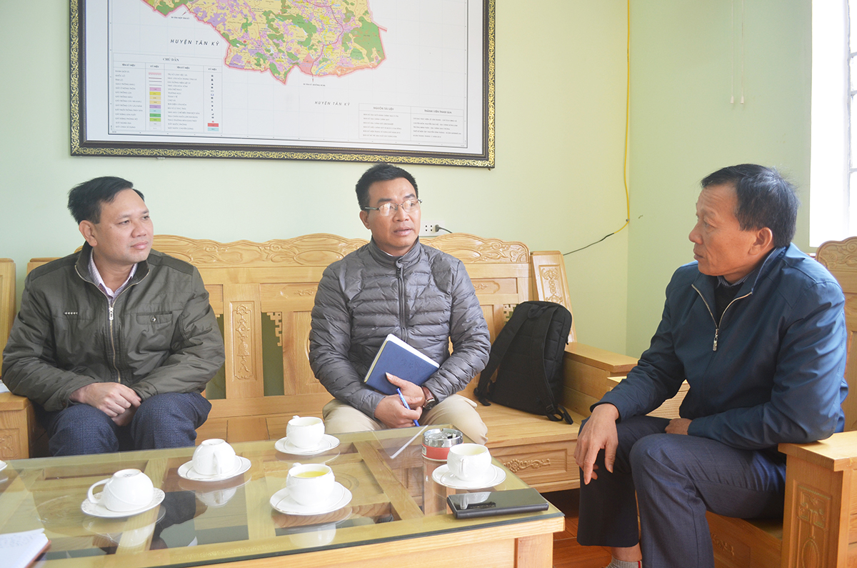 Chủ tịch UBND xã Hạ Sơn, anh Lê Văn Thanh (ngoài cùng bên trái), Trưởng phòng TN&MT huyện Quỳ Hợp, anh Lê Sỹ Hào (ngoài cùng bên phải) trao đổi với cán bộ Phòng Quan hệ cộng đồng của Công ty MNS FARM Nghệ An về tình trạng ô nhiễm mùi.