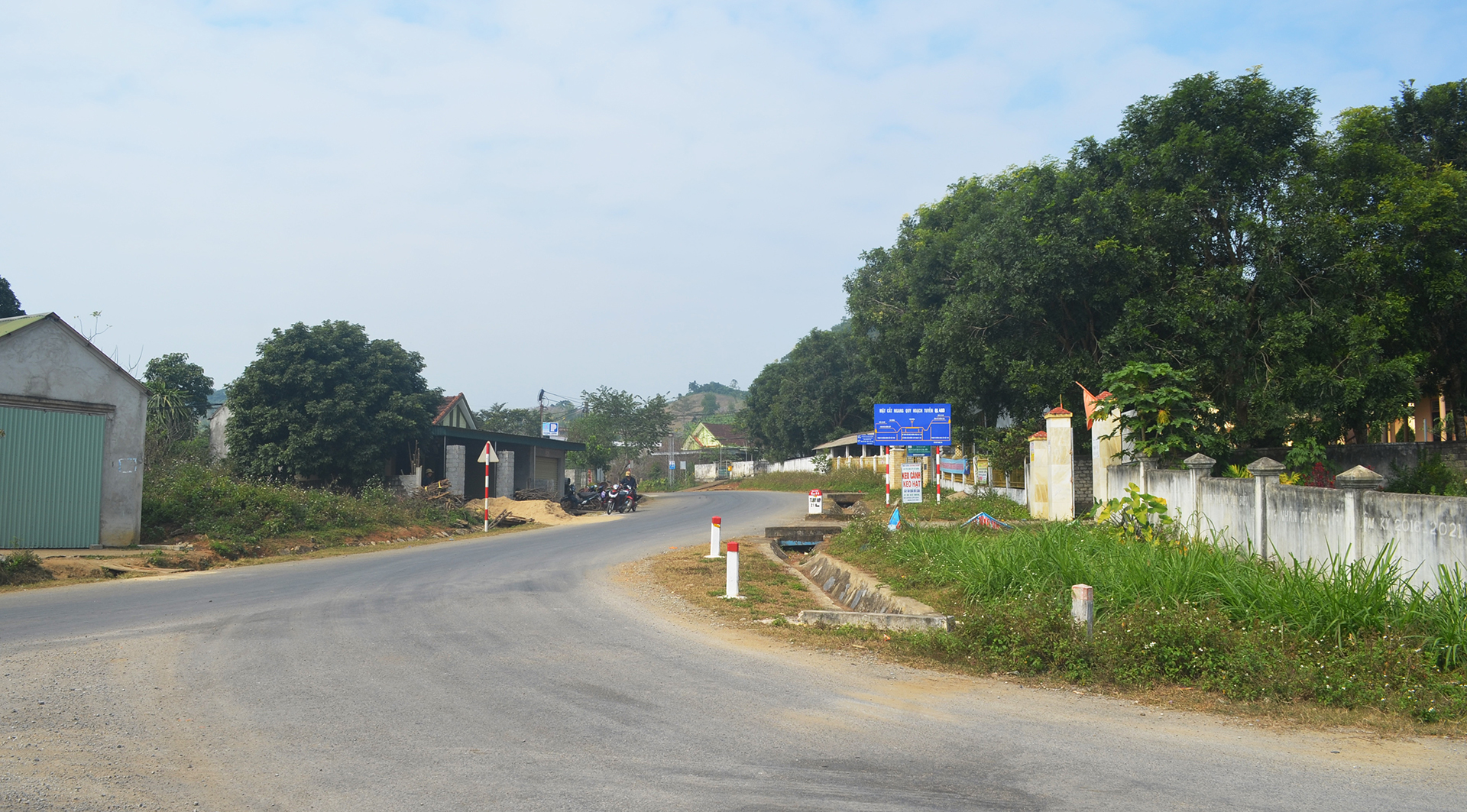 Hai bên Quốc lộ 48D đoạn qua xã Hạ Sơn.