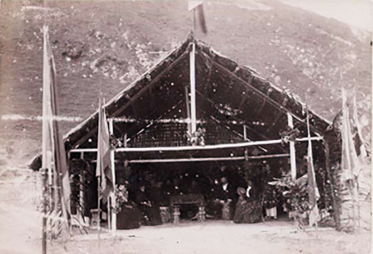 Bức ảnh chiếc lều của ông Jean Dupuis, với chú thích “Khai thác gỗ. Cơ sở cũ của Dupuis ở Bến Thủy, gần Vinh”. 