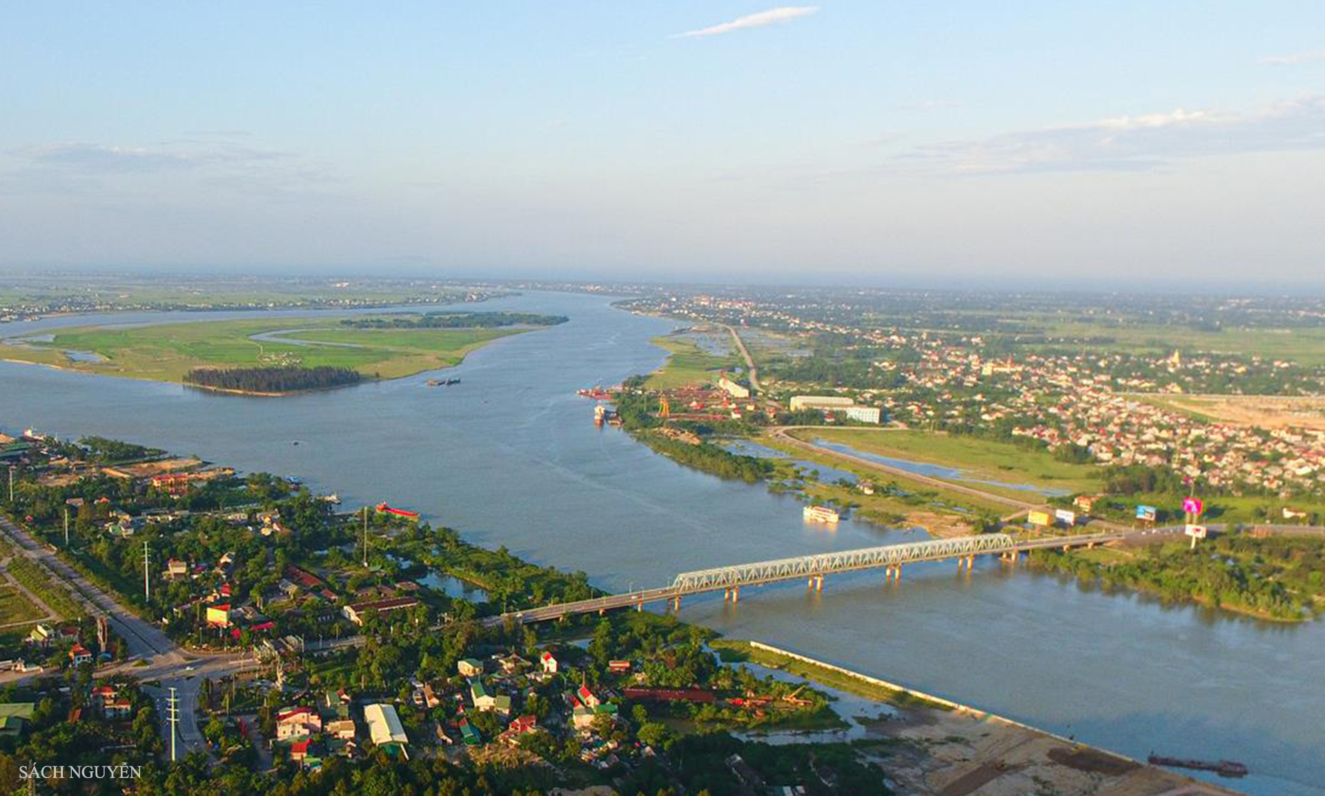 Dòng sông Lam đoạn chảy qua cầu Bến Thủy.