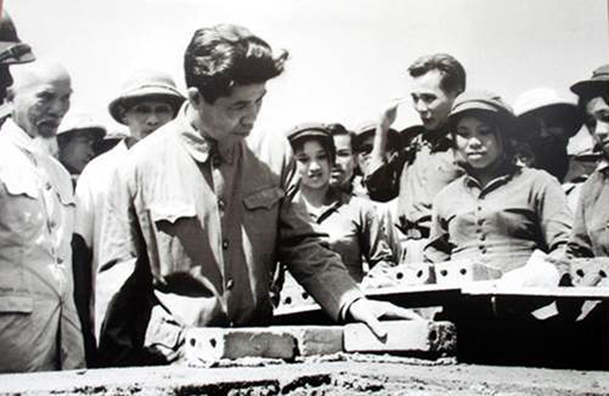 Phó Thủ tướng Đỗ Mười đặt viên gạch đầu tiên tại lễ khởi công xây dựng Khu chung cư Quang Trung, ngày 1/5/1974.