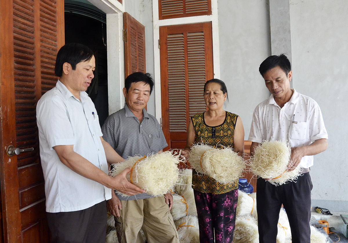 Cán bộ huyện Nam Đàn thăm mô hình sản xuất làng nghề miến gạo tại thị trấn Nam Đàn.