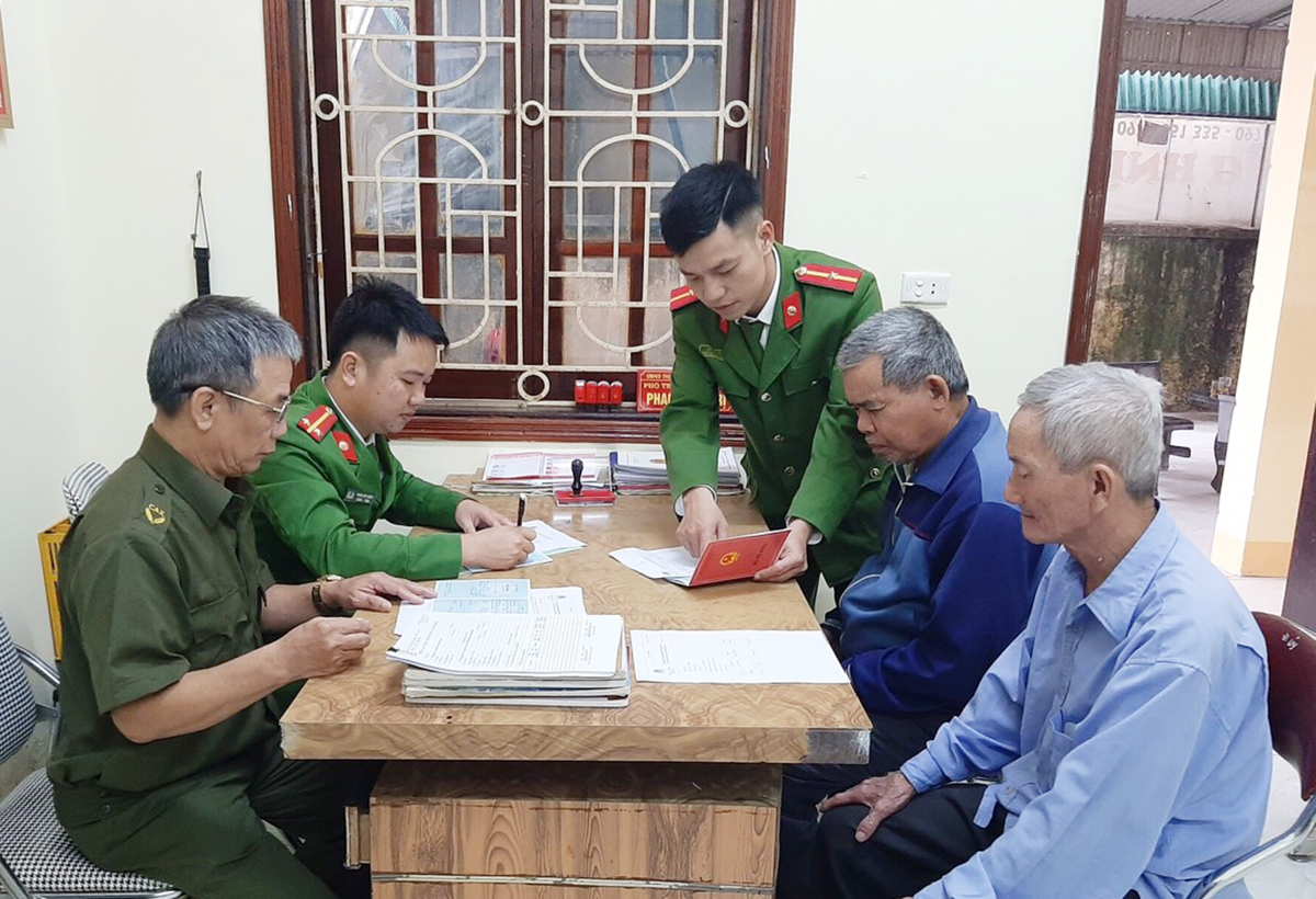 Công an chính quy huyện Hưng Nguyên hỗ trợ công an xã Hưng Yên Nam rà soát cấp đổi hộ khẩu cho người dân.