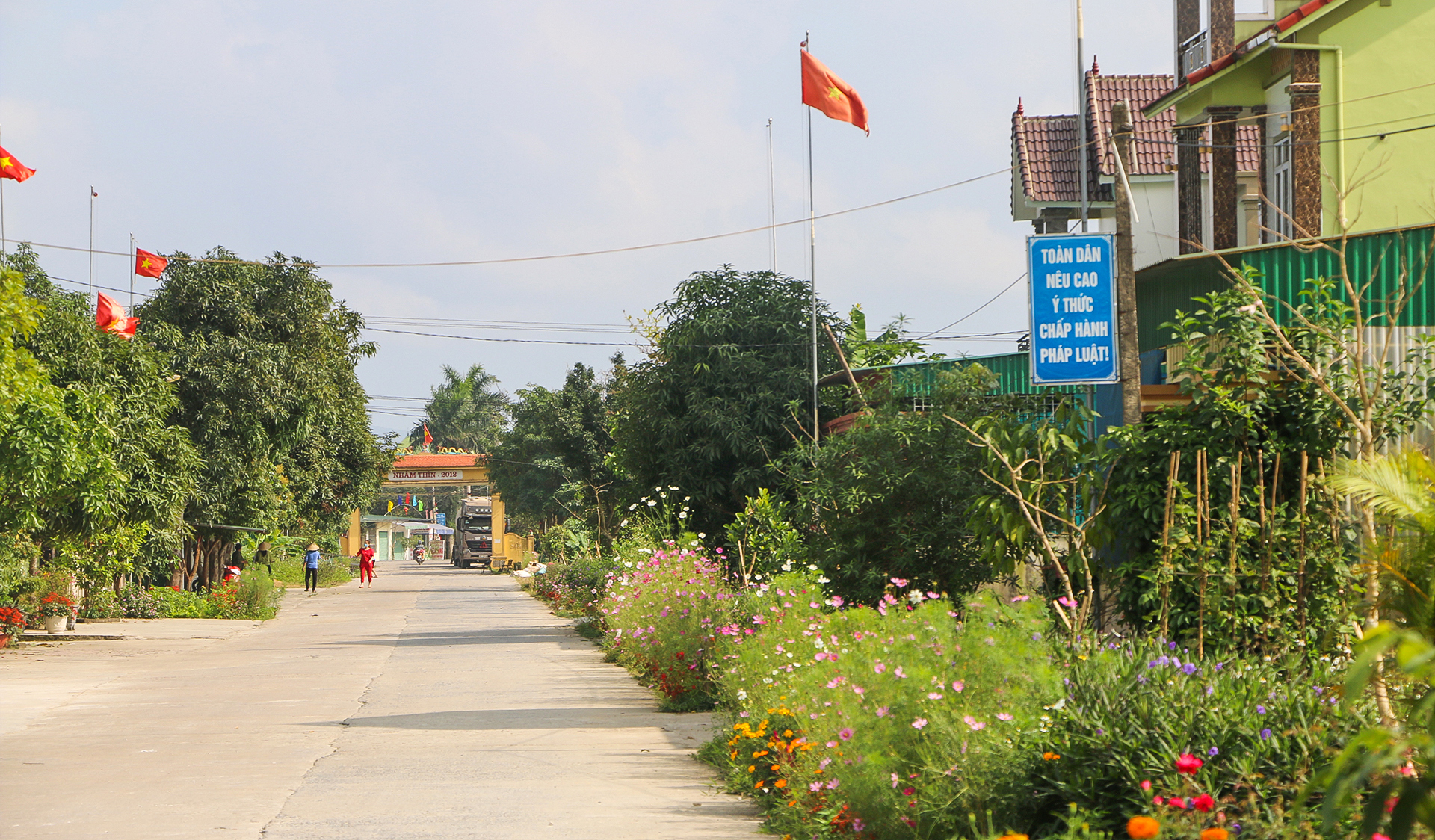 Con đường hoa ở xóm 2 xã Hưng Tân (Hưng Nguyên).