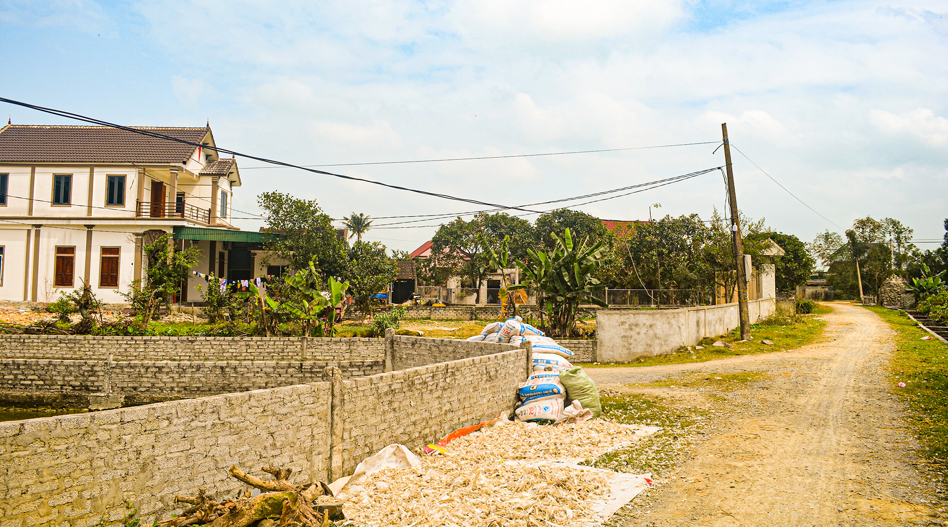Nhà ở của hai gia đình anh Nguyễn Đình Huấn và ông Nguyễn Văn Vĩnh tại xóm 5, xã Hưng Yên Bắc.