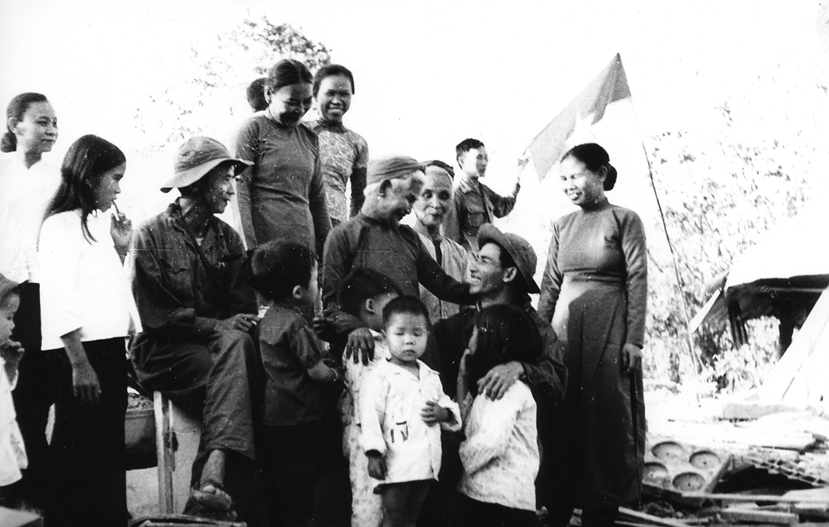 Niềm vui sau ngày giải phóng của người dân Thừa Thiên - Huế.