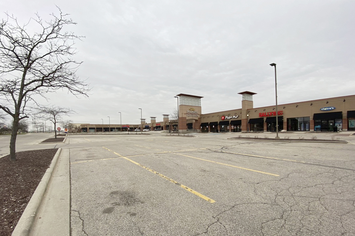 Trung tâm thương mại đặt tiệm nail của anh Hưng Lê ở thành phố West Bend, quận Washington, tiểu bang Wisconsin, Mỹ cũng đã đóng cửa.