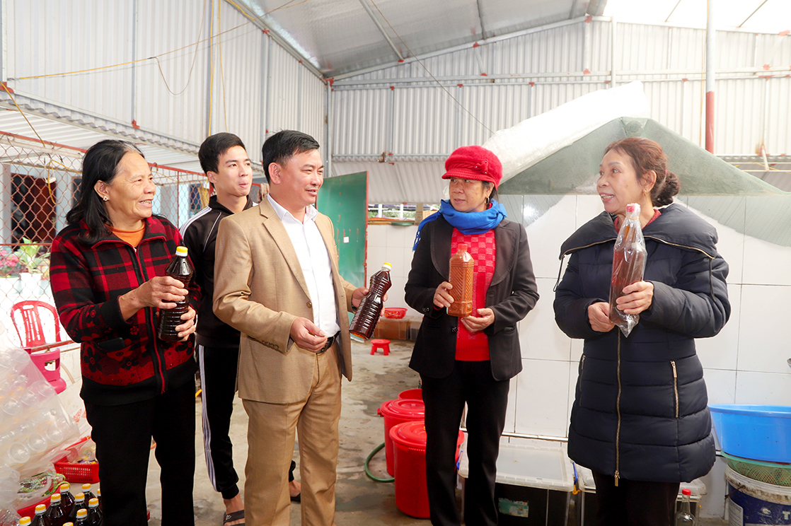 Đồng chí Trần Quốc Tuấn - Bí thư Đảng ủy, Chủ tịch HĐND phường Nghi Hòa (TX. Cửa Lò) trao đổi với nhân dân về hiệu quả nghề sản xuất nước mắm.