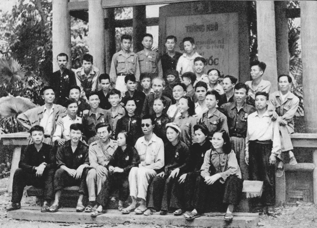 Bác Hồ với các đại biểu dự Đại hội chiến sĩ thi đua và cán bộ gương mẫu toàn quốc lần thứ nhất (1/5/1952).