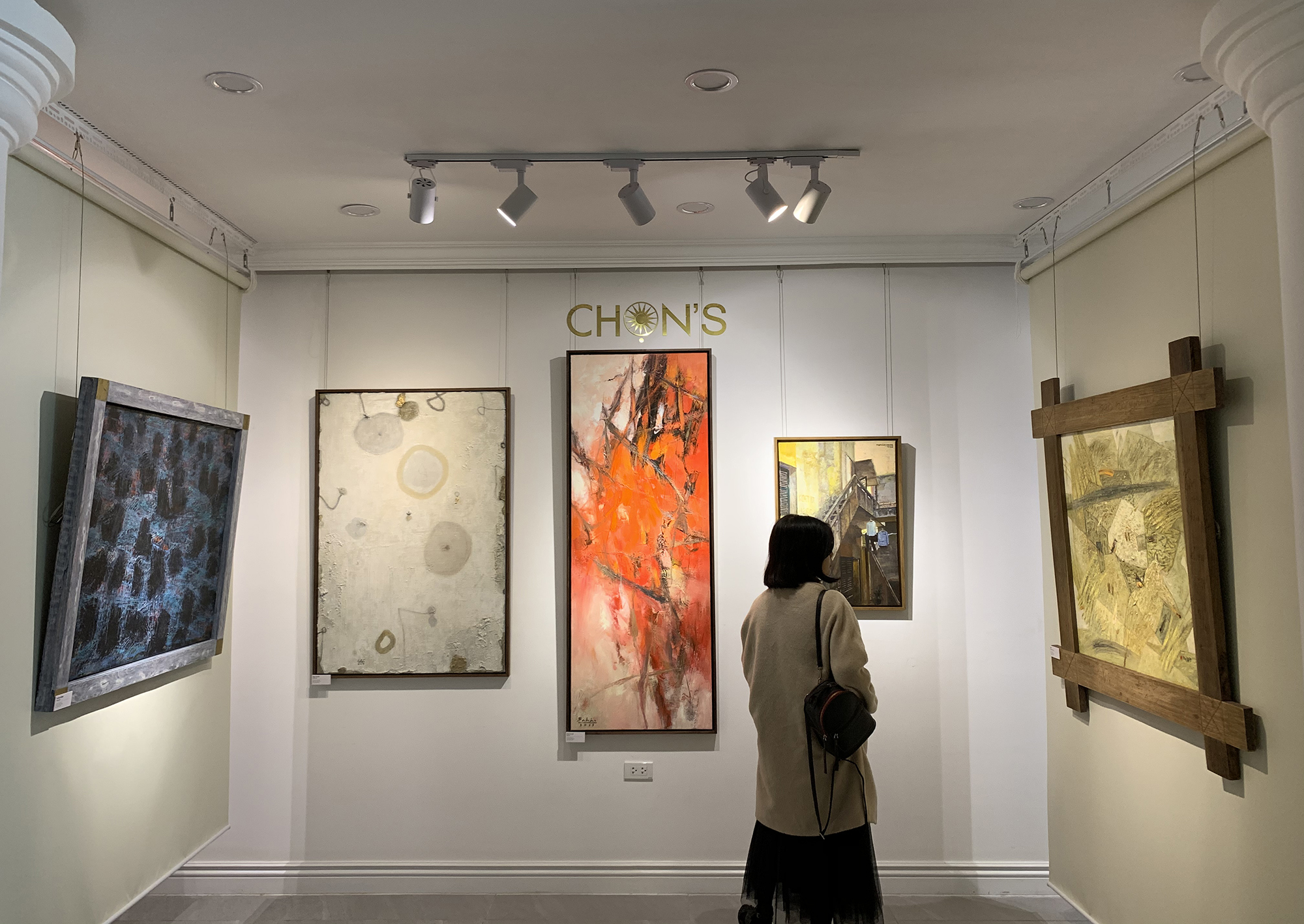 Tranh “Thiền nâu” (góc trái) của Phạm Hà Hải trong Triển lãm Những gương mặt điển hình Viet Art Now 2019 tại Nhà Đấu giá Chọn - Hà Nội tháng 12/2019.
