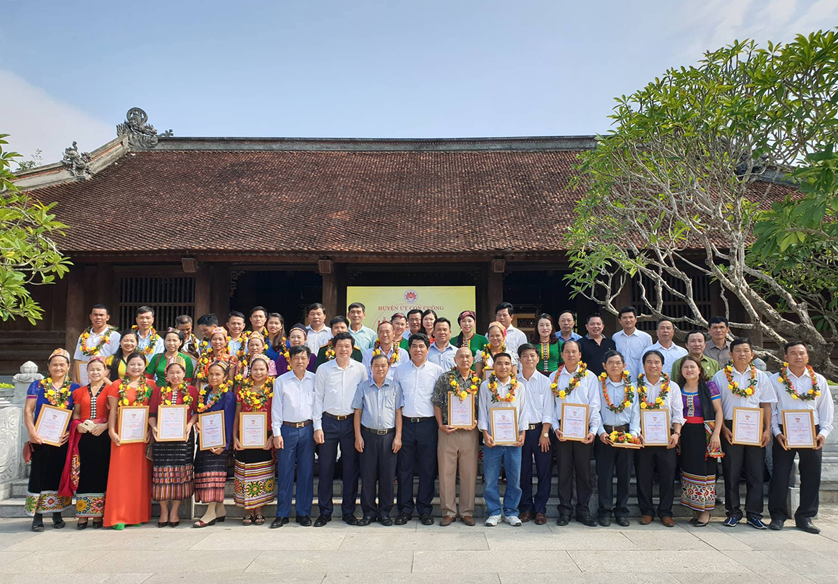 Đoàn đại biểu huyện Con Cuông báo công với Bác tại Kim Liên (Nam Đàn).