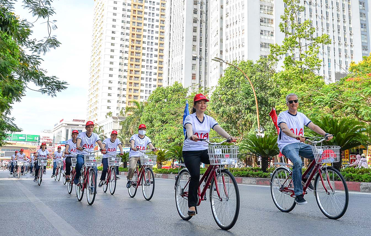 Nằm trong chuỗi các hoạt động của chương trình Hành trình cuộc sống, AIA Việt Nam tổ chức sự kiện đạp xe diễu hành tuyên truyền giảm thiểu tai nạn giao thông, ô nhiễm môi trường.