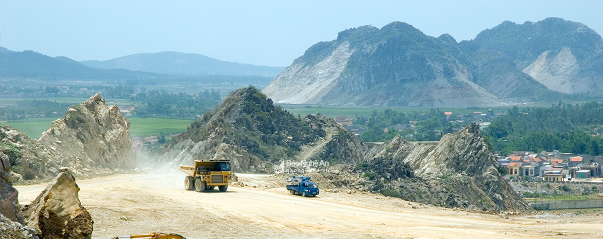 Khai thác nguyên liệu đá vôi phục vụ sản xuất xi măng.