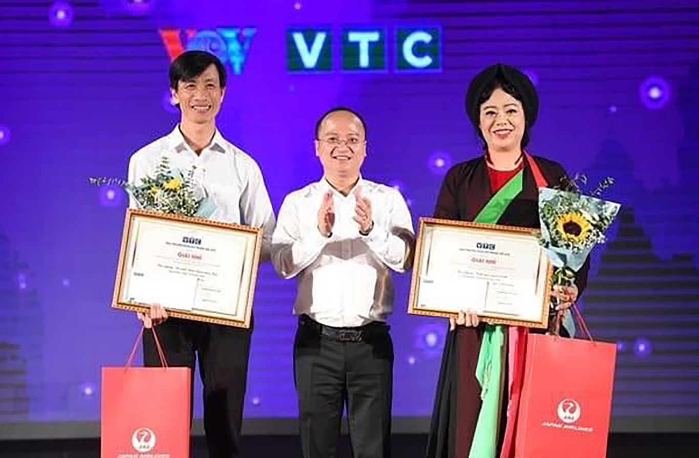 Anh Nguyễn Trọng Tâm (trái) nhận giải Nhì tại cuộc thi “Sáng tác tác phẩm âm nhạc dân gian tuyên truyền phòng, chống dịch Covid -19”. Ảnh: NVCC