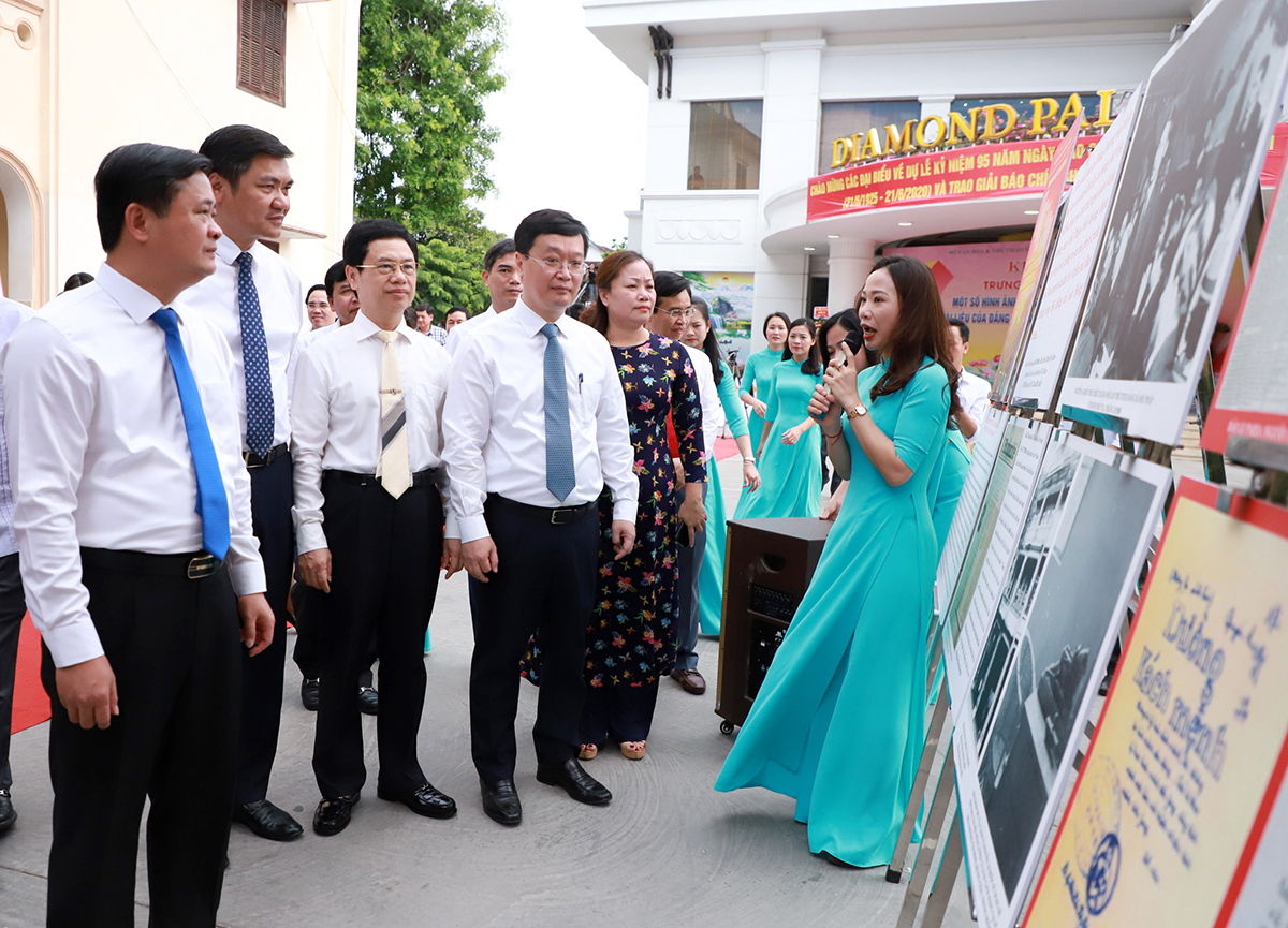 Các đồng chí lãnh đạo tỉnh tham quan trưng bày chuyên đề 