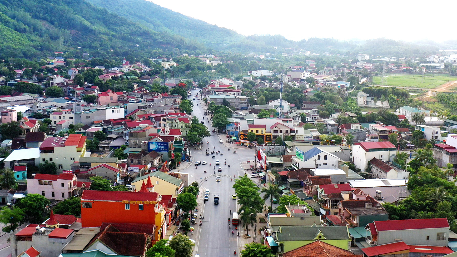 Khu trung tâm của thị xã Thái Hòa đoạn qua phường Hòa Hiếu.