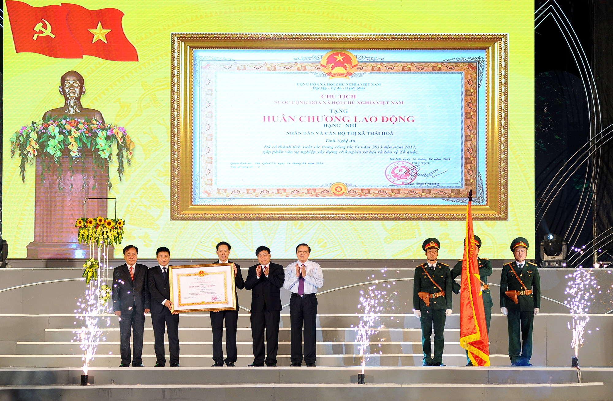 Thị xã Thái Hòa nhận Huân chương Lao động hạng Nhì của Chủ tịch nước tặng thưởng nhân kỷ niệm 10 năm thành lập.