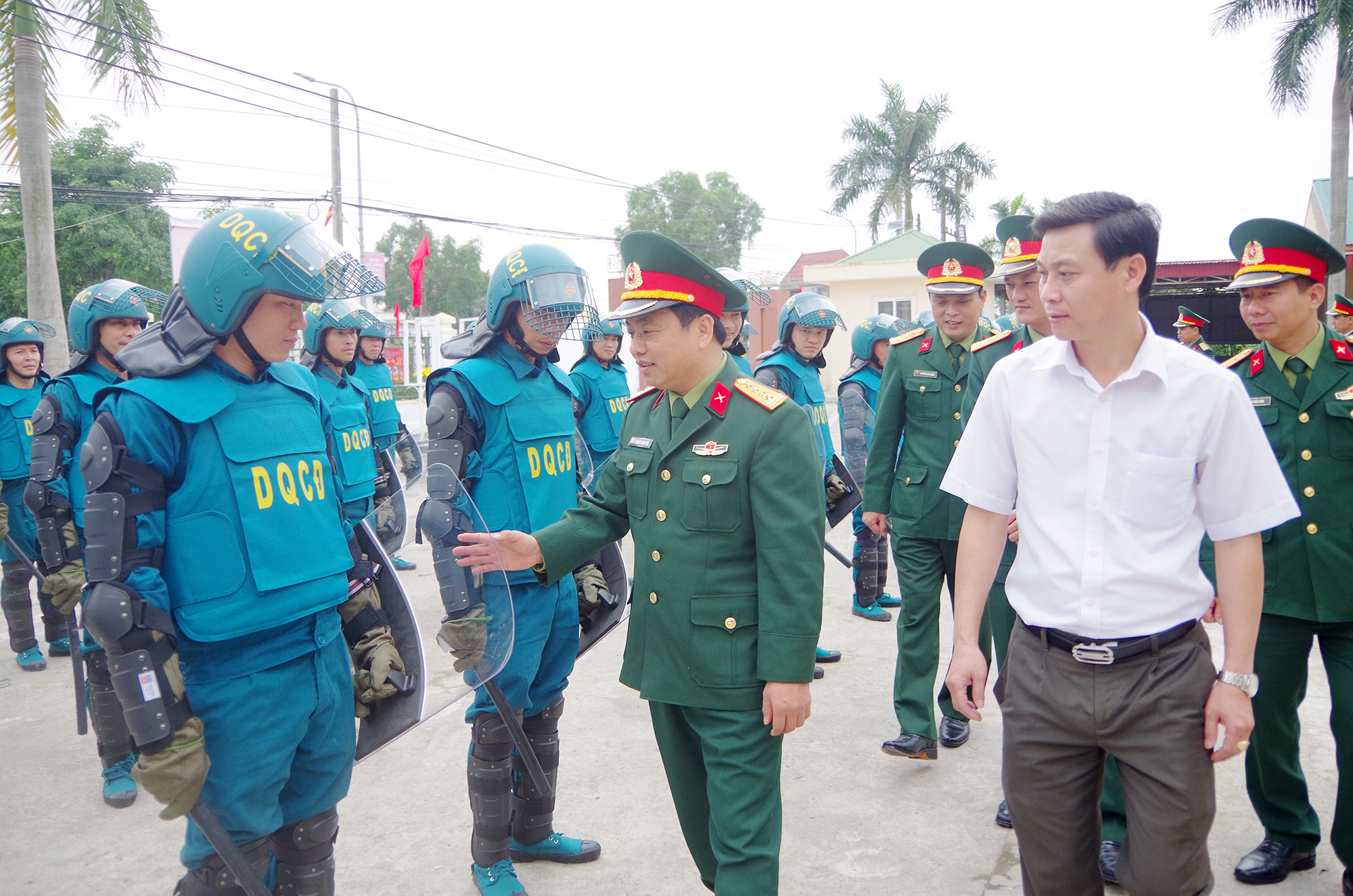 Đại tá Nguyễn Ngọc Hà - Ủy viên BTV Tỉnh ủy, Chỉ huy trưởng Bộ CHQS tỉnh kiểm tra Trung đội Dân quân cơ động xã Nghi Kim (T.P Vinh).