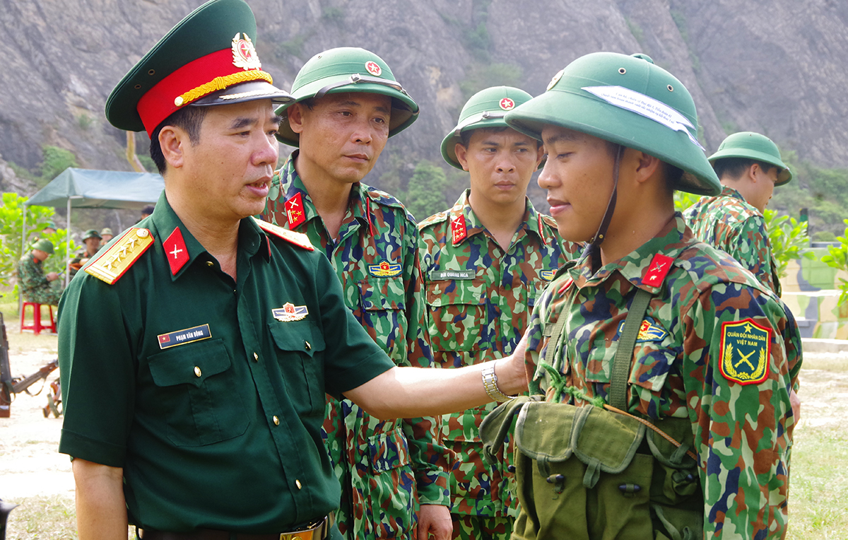 Đại tá Phạm Văn Đông - Phó Bí thư Đảng ủy Quân sự, Chính ủy Bộ CHQS tỉnh kiểm tra công tác huấn luyện.