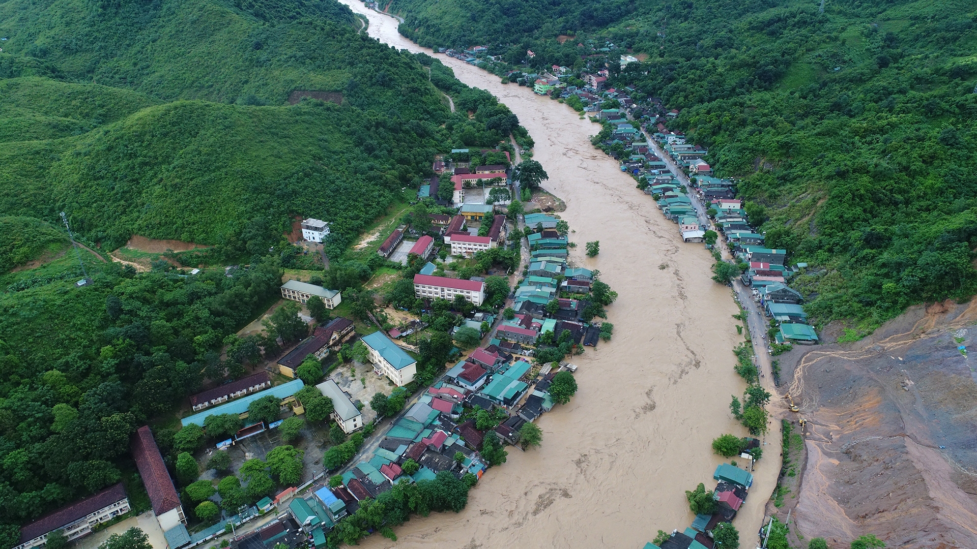 Mùa mưa bão năm 2018 khiến huyện Kỳ Sơn chìm trong lũ. Thị trấn Mường Xén và nhiều xã khác bị ngập sâu vì nước sông Nậm Mộ lên cao. Ảnh: Duy Khánh