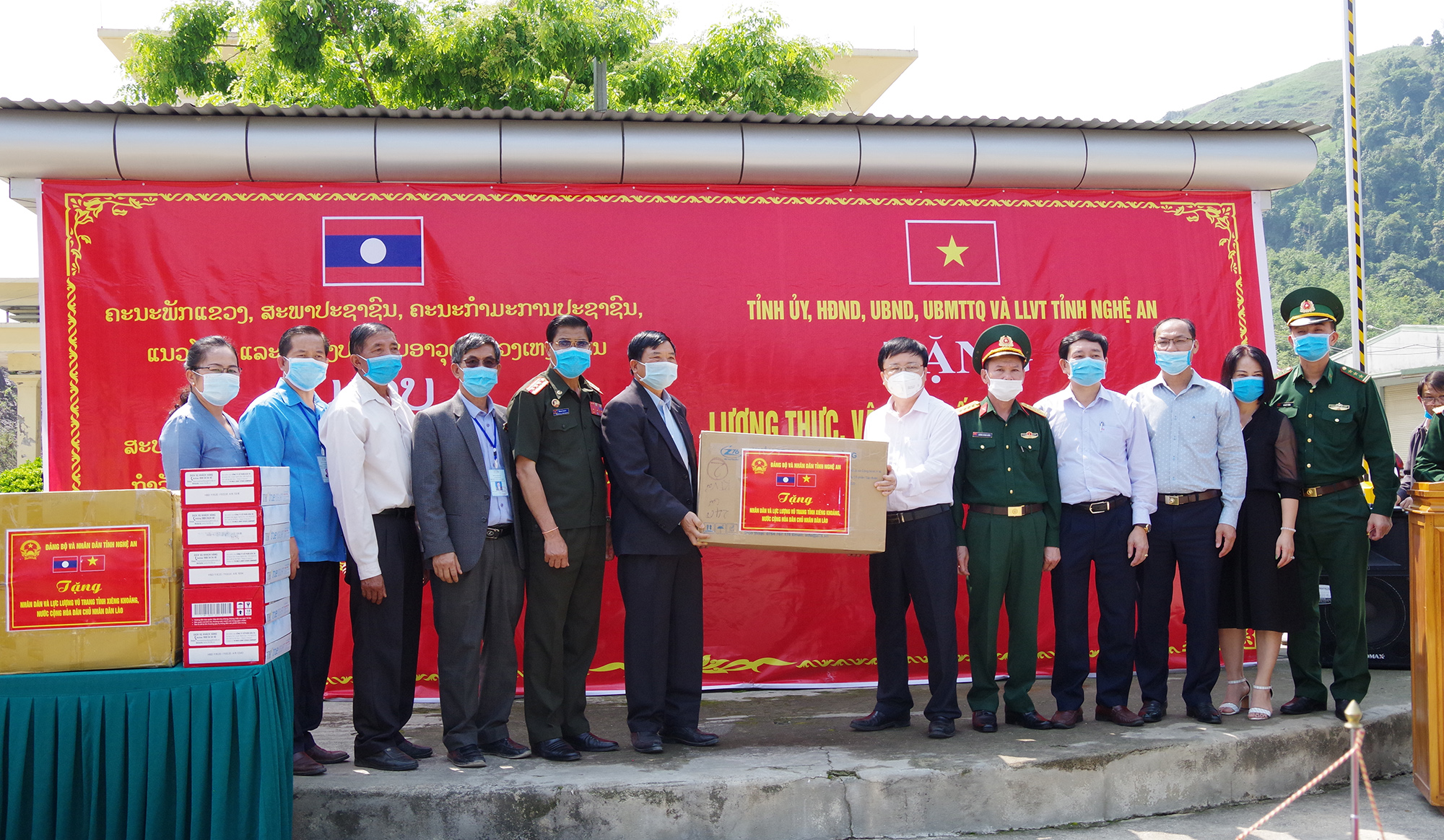 Tỉnh Nghệ An trao tặng vật tư và thiết bị hỗ trợ phòng chống Covid-19 cho tỉnh Xiêng Khoảng (Lào) 