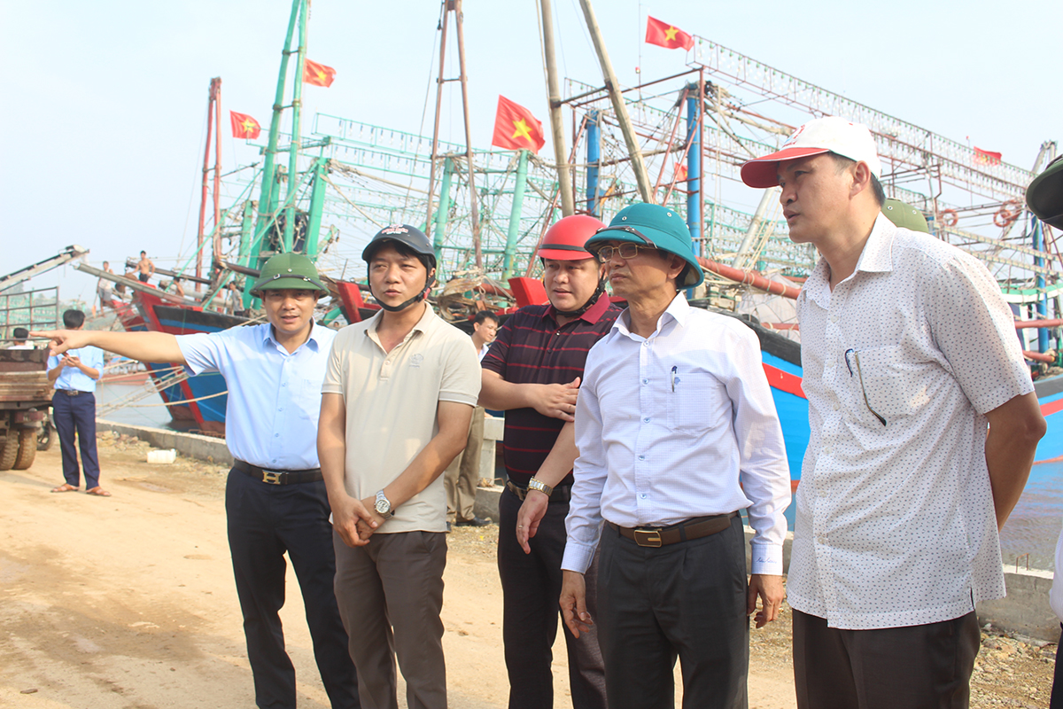 Bí thư Huyện ủy Hoàng Danh Lai kiểm tra tiến độ xây dựng tuyến kè số 6 qua xã Tiến Thủy.