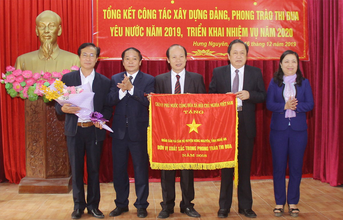 Hưng Nguyên đón nhận Cờ thi đua đơn vị xuất sắc trong phong trào thi đua năm 2018 của Chính phủ.