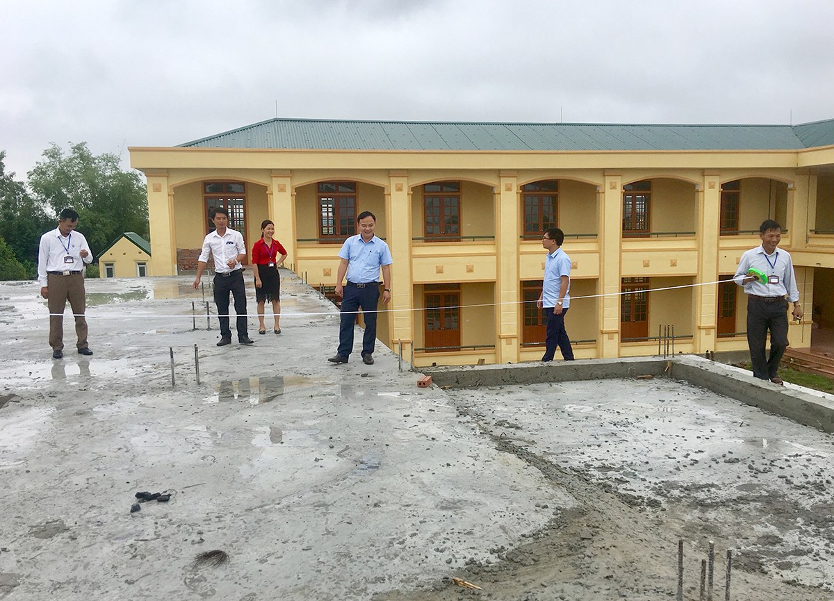 Ủy ban Kiểm tra Huyện ủy Đô Lương kiểm tra việc đầu tư xây dựng cơ bản tại Trường Tiểu học Lạc Sơn.