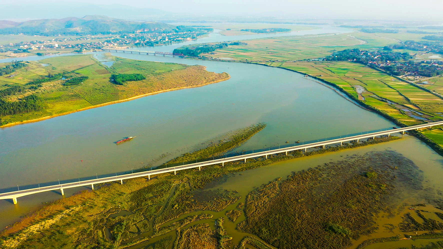 Cầu Yên Xuân và hạ tầng vùng ngập lũ 5 Nam, đường vành đai phía Bắc,... tạo bước đột phá để phát triển kinh tế, phục vụ đời sống dân sinh và xây dựng thành công huyện nông thôn mới. 