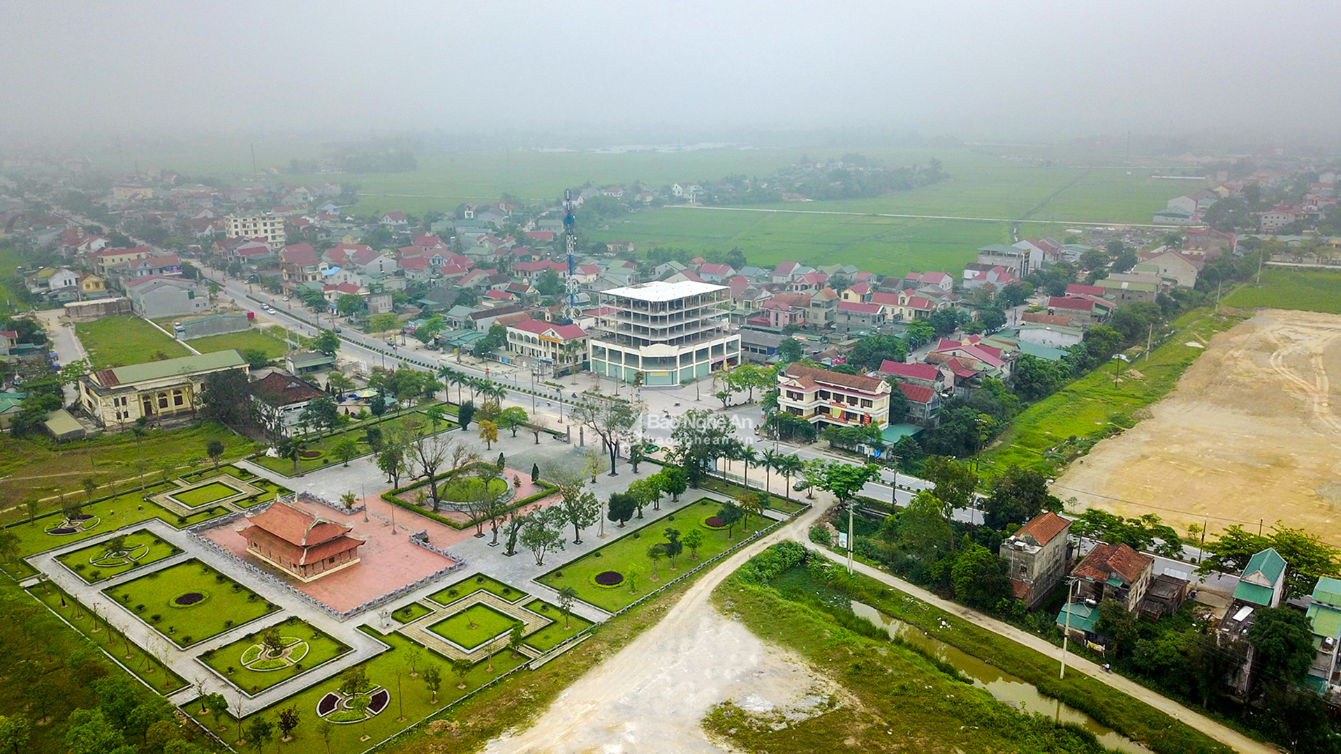 Một góc thị trấn huyện Hưng Nguyên.