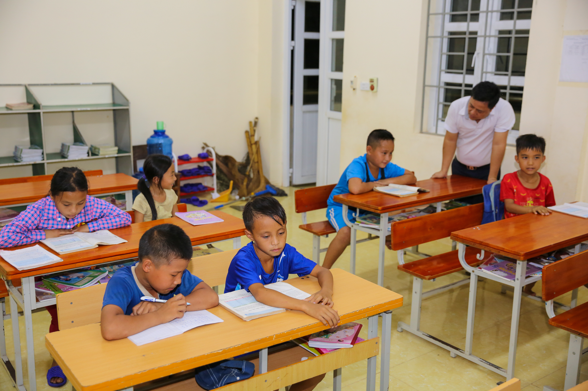Để đảm bảo việc học của các em, nhà trường vận động phụ huynh đưa học sinh lớp 5 về điểm trường chính là Trường Tiểu học Mai Sơn tại bản Huồi Tố.