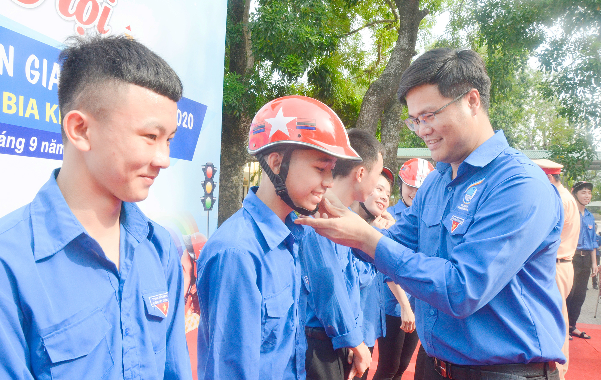 Tặng mũ bảo hiểm đạt chuẩn cho học sinh Trường THPT Lê Hồng Phong (Hưng Nguyên)