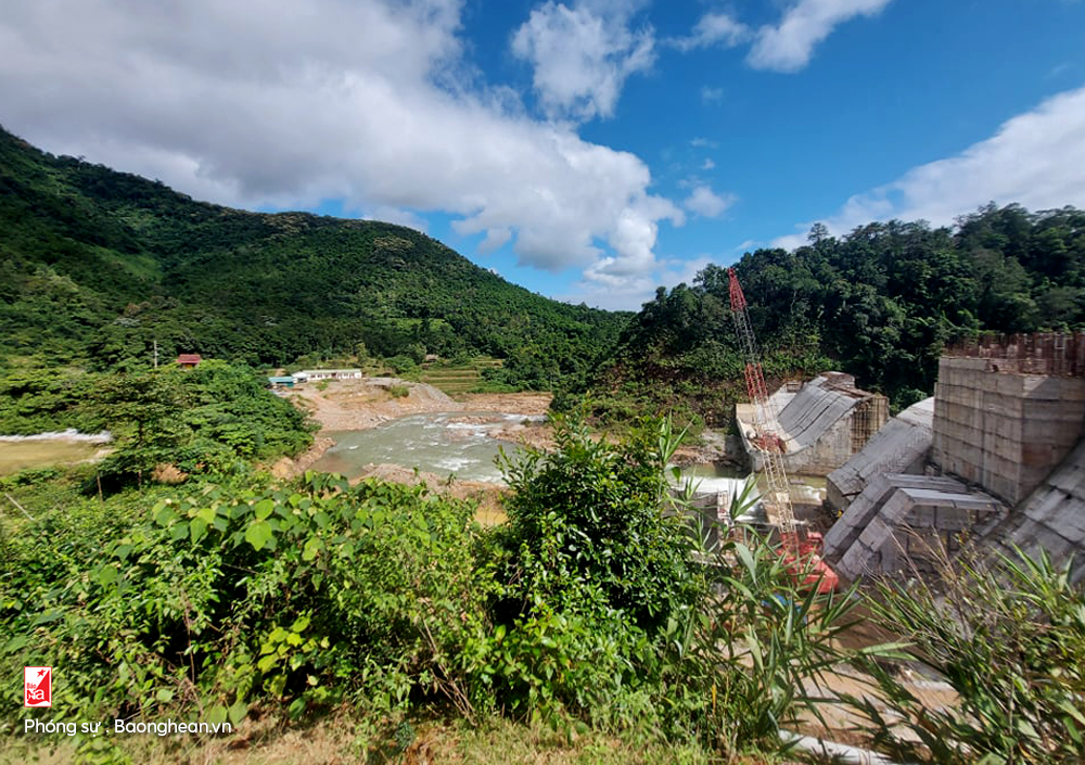 Một nhà máy thủy điện đang xây dựng phát sinh những vấn đề liên quan đến đất và rừng tự nhiên.