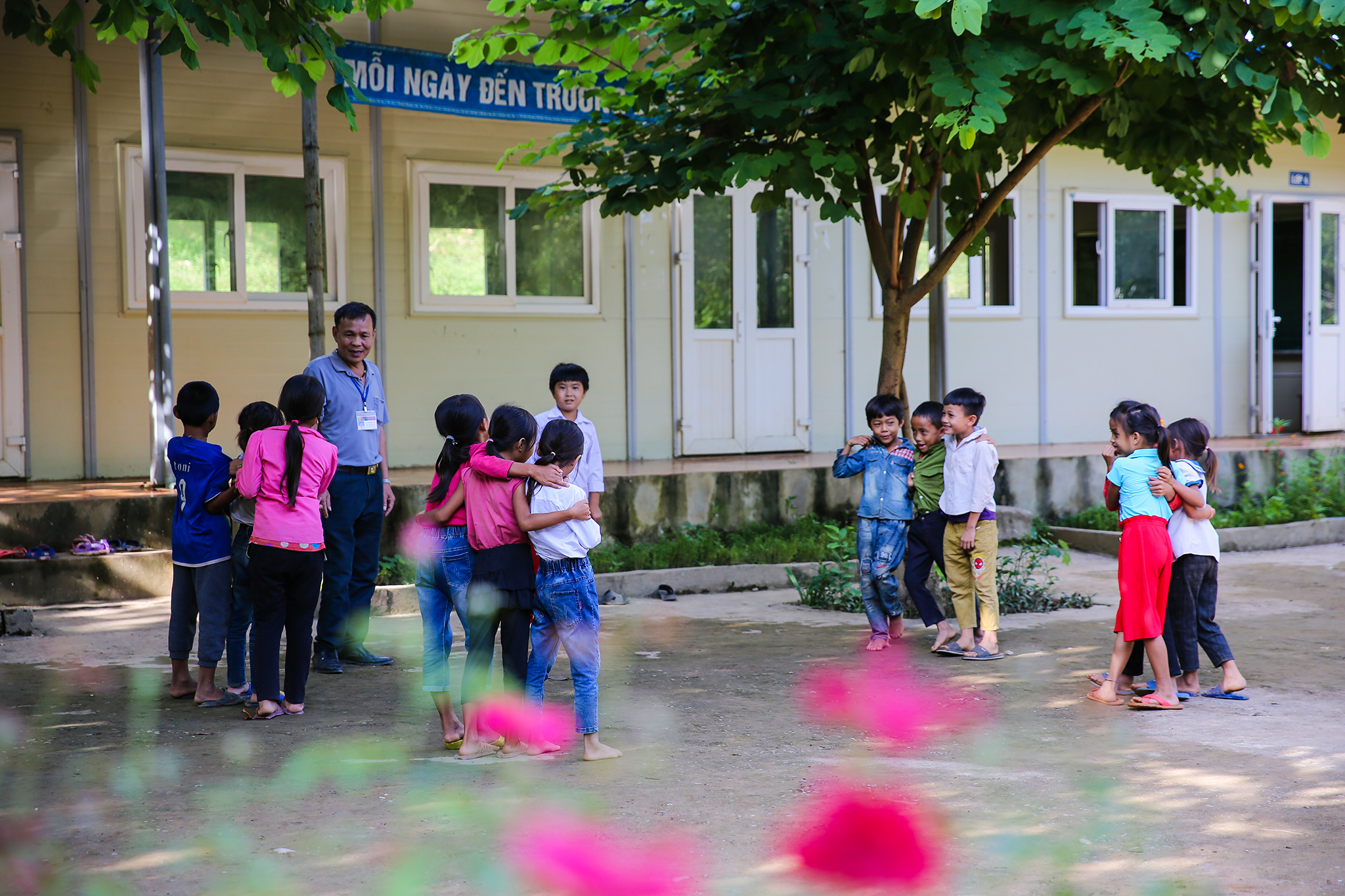 Một tiết học của thầy và trò điểm trường lẻ bản Chà Lò Trường tiểu học Mai Sơn, huyện Tương Dương