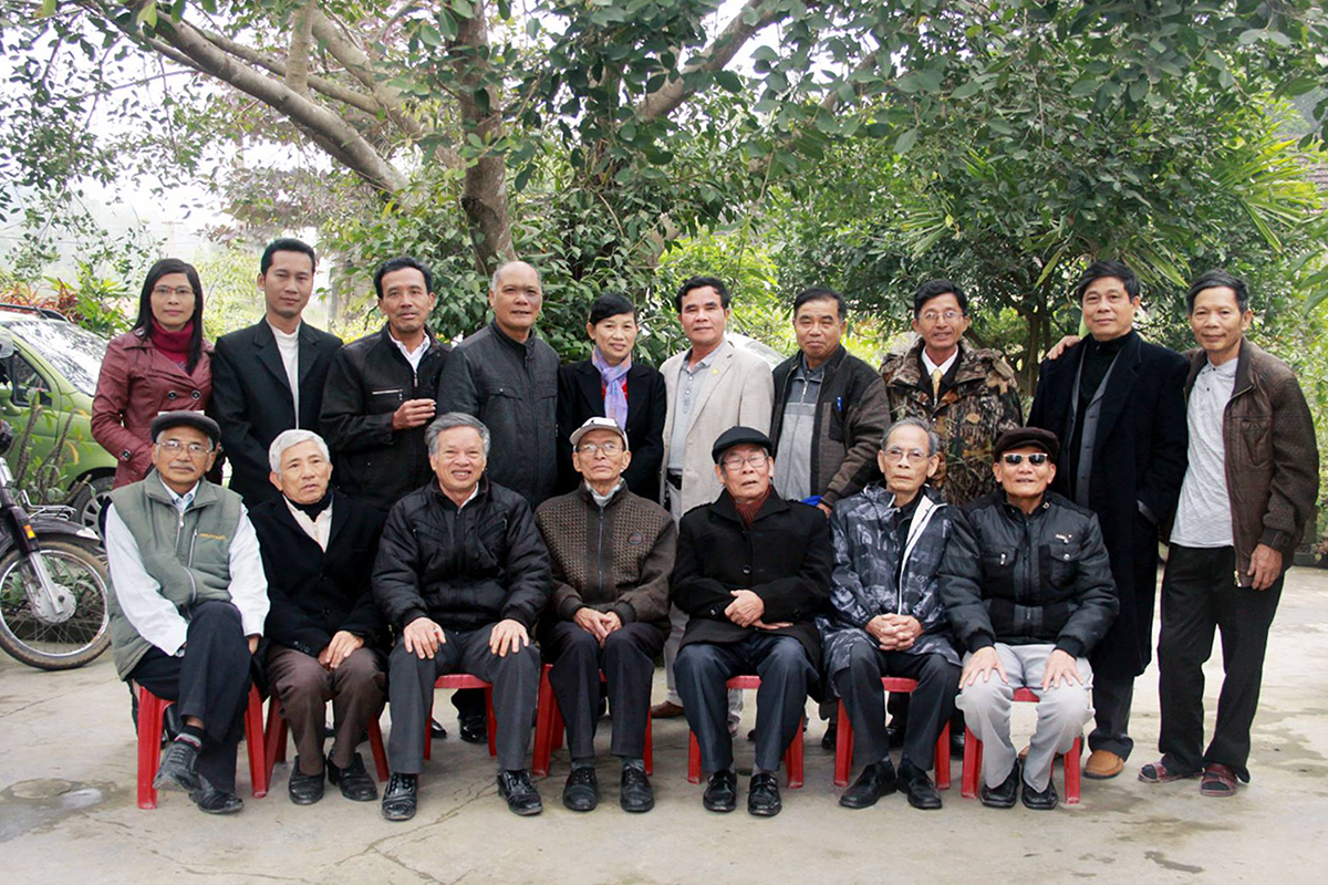 Thầy Đặng Quang Liễn (hàng 1, thứ 2 từ phải qua) cùng Hội VHNT Diễn Châu.