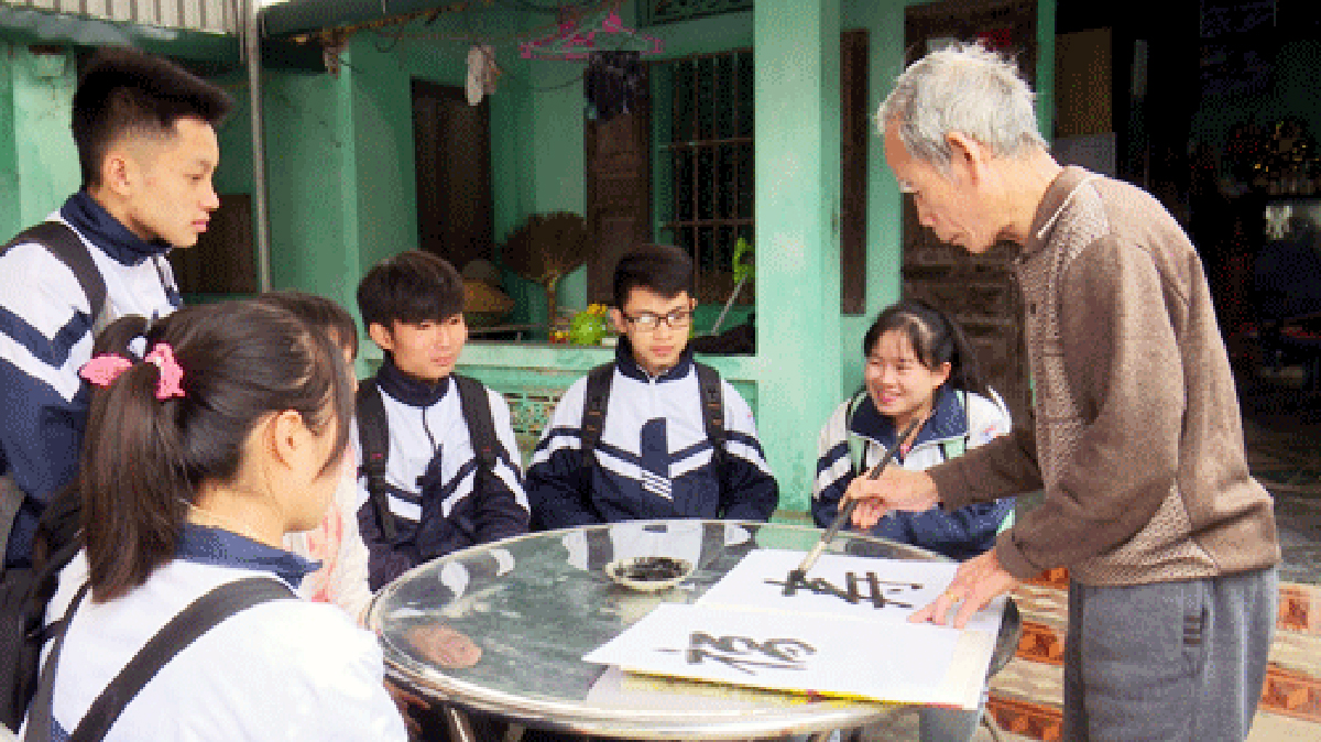 Thầy Đặng Quang Liễn với thế hệ trẻ Diễn Châu.