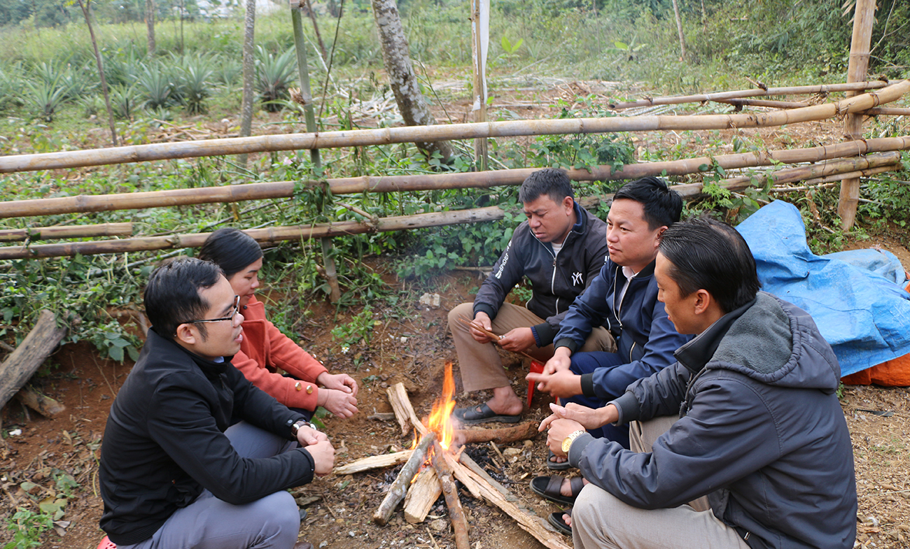 Bí thư chi bộ, Trưởng bản Tam Hợp trao đổi với cán bộ xã Tri Lễ và huyện Quế Phong về tình hình thôn bản sau sáp nhập.