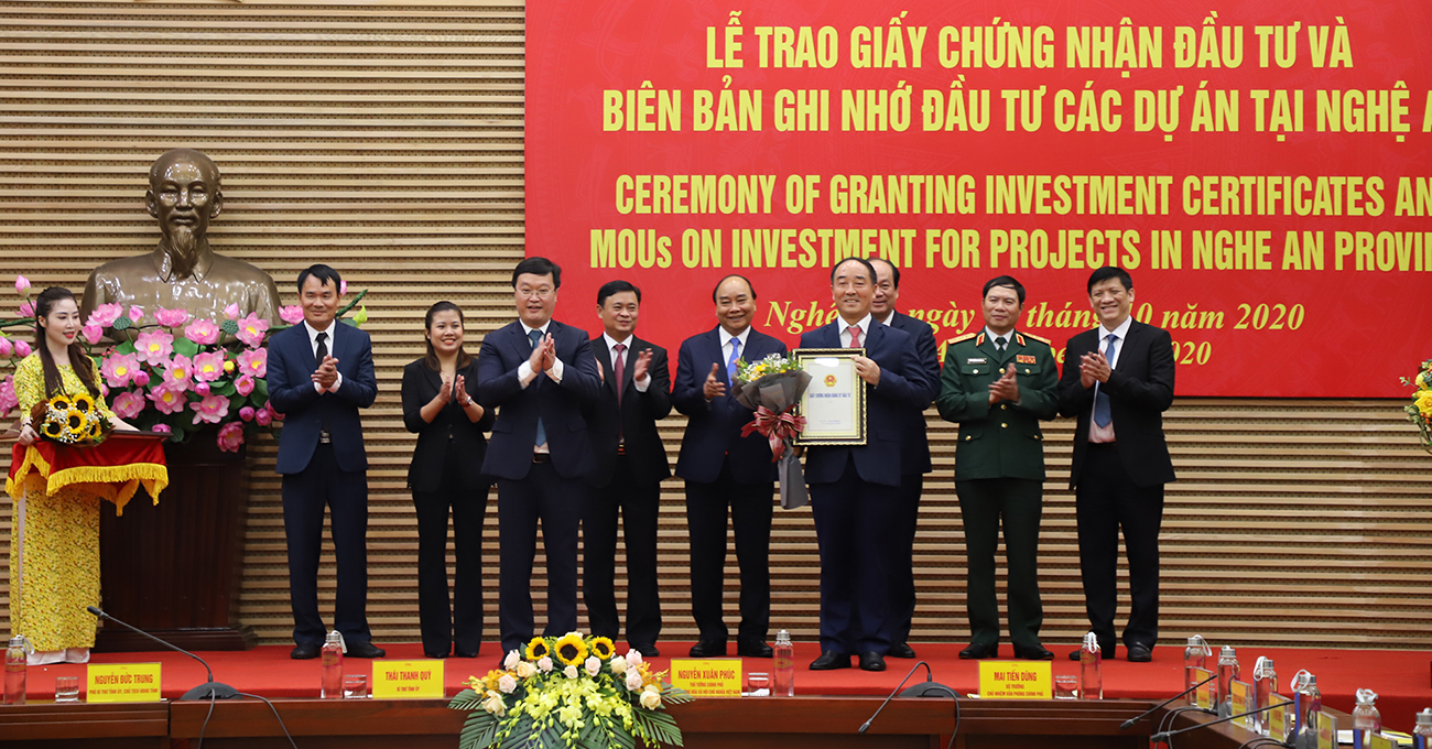 Chủ tịch UBND tỉnh Nguyễn Đức Trung trao Giấy chứng nhận đầu tư cho nhà đầu tư nước ngoài.