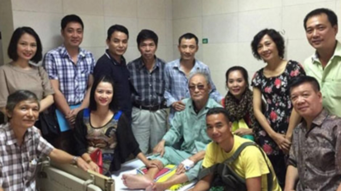 Các học trò và đồng nghiệp đến thăm NSND Xuân Huyền trong bệnh viện.