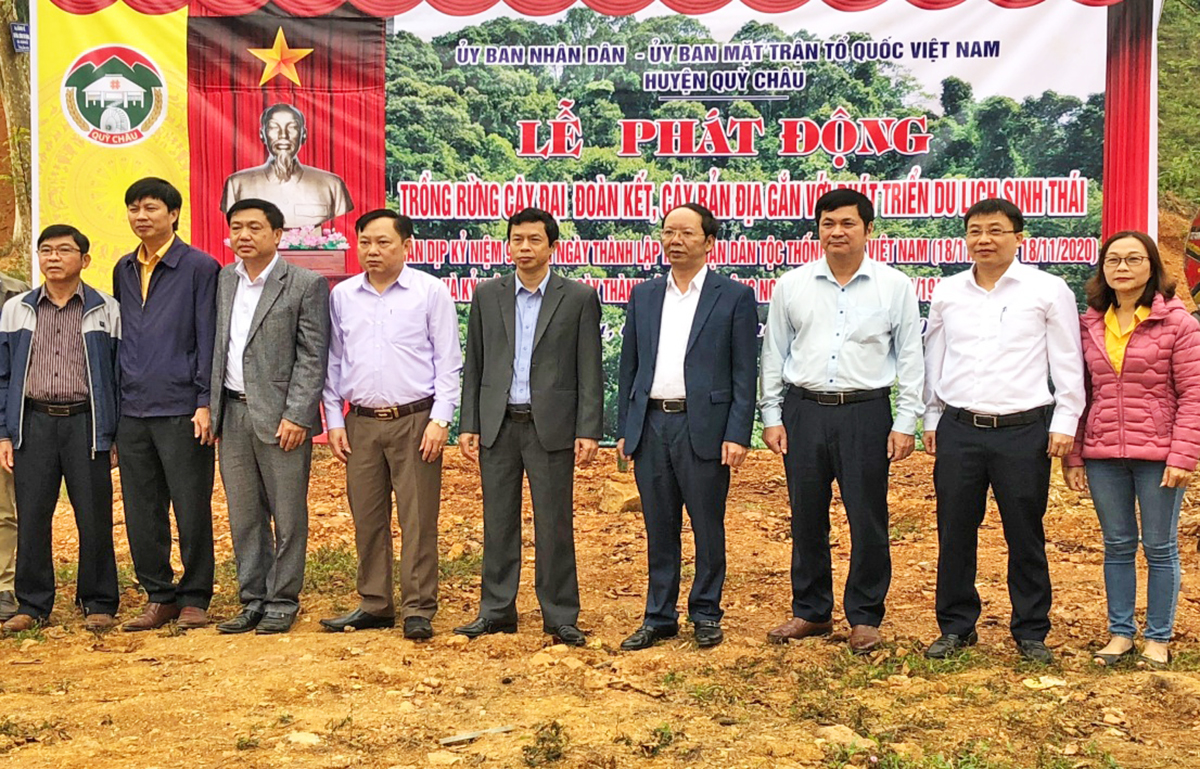Các đồng chí lãnh đạo tỉnh và huyện Quỳ Châu dự lễ phát động trồng rừng cây đại đoàn kết.
