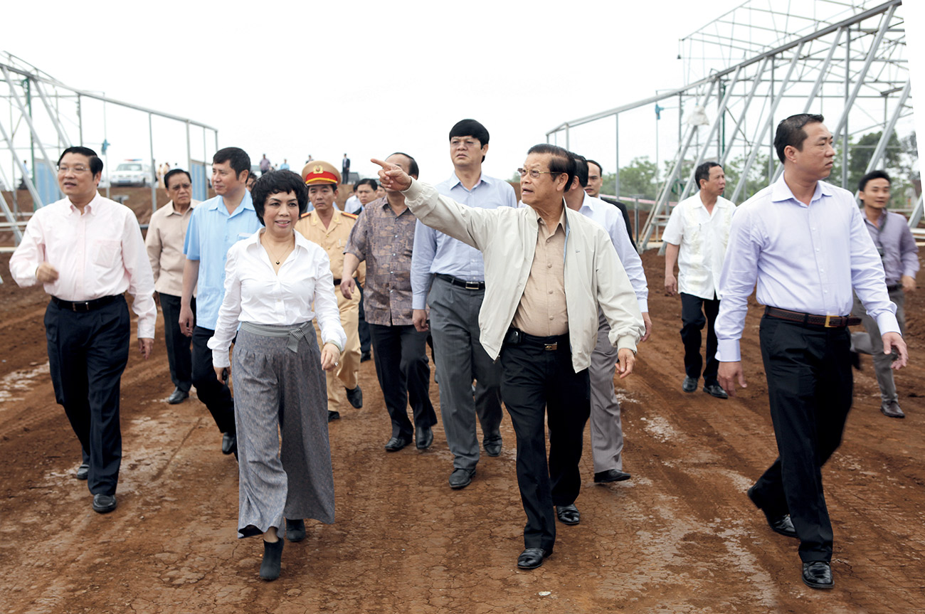 Phó Thủ tướng Lào Somsavad tới thăm trang trại rau củ quả sạch FVF và khu vực nhà máy chế biến sữa tươi sạch TH đang xây dựng năm 2012.