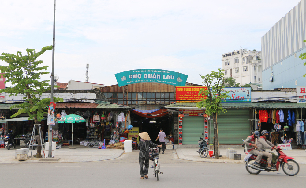 Thành phố Vinh đang triển khai chuyển đổi, thu hút đầu tư xây dựng chợ Quán Lau nhưng vị trí chợ tạm cho bà con kinh doanh, mua bán đến nay tỉnh vẫn chưa thống nhất.