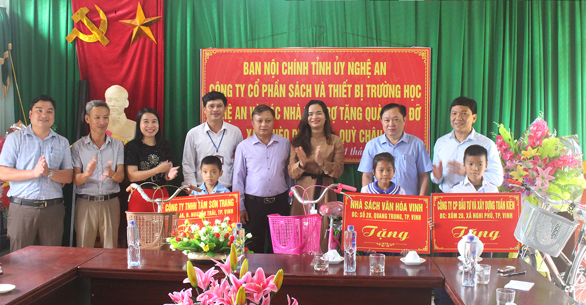 Lãnh đạo Ban Nội chính Nghệ An và đơn vị tài trợ tặng xe đạp cho học sinh nghèo vượt khó trường Tiểu học Diên Lãm (Quỳ Châu).