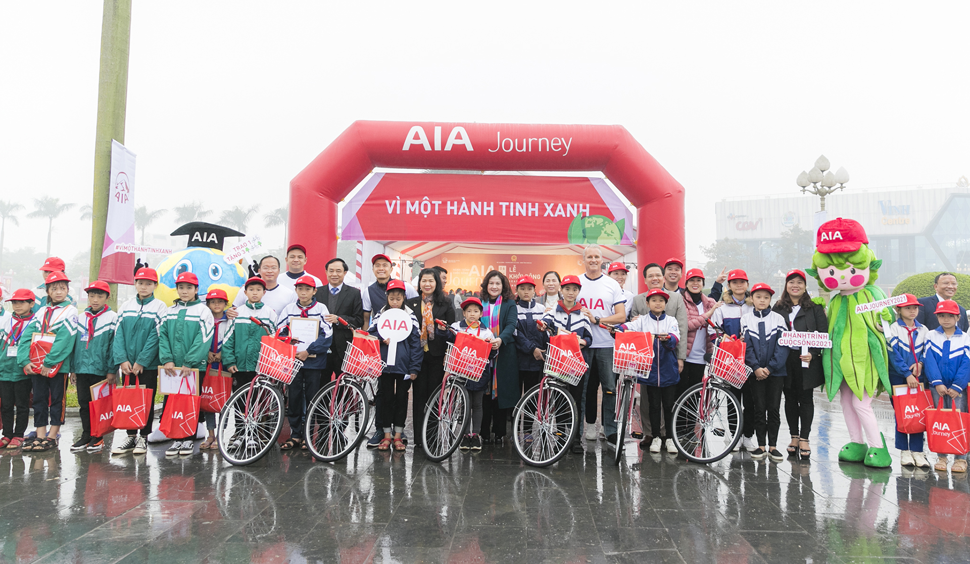 Những món quà là chiếc xe đạp từ AIA Việt Nam tiếp bước các em học sinh nghèo tới trường.