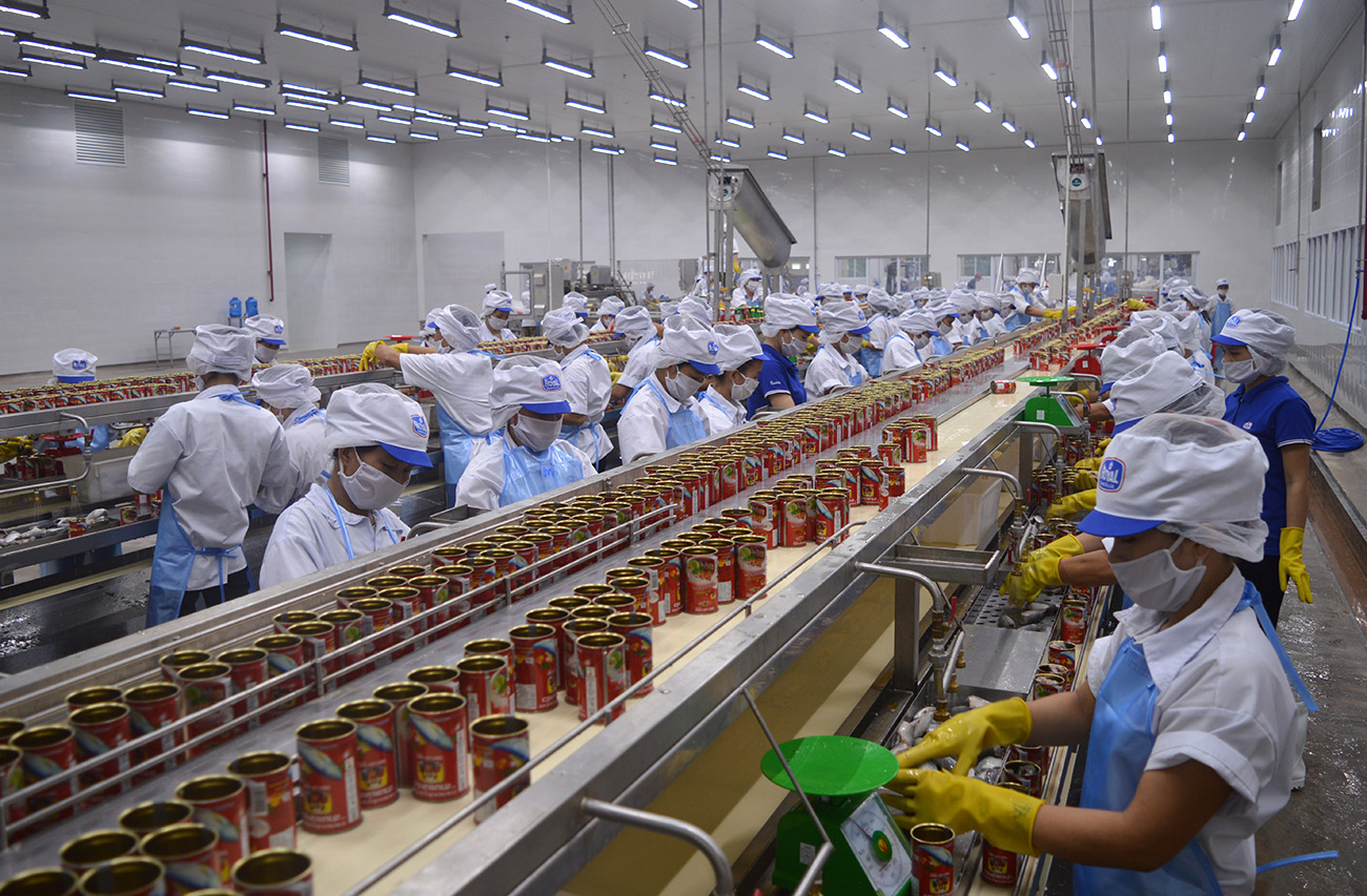 Sản xuất cá hộp tại nhà máy Royal Foods (Khu kinh tế Đông Nam). Ảnh: Lâm Tùng
