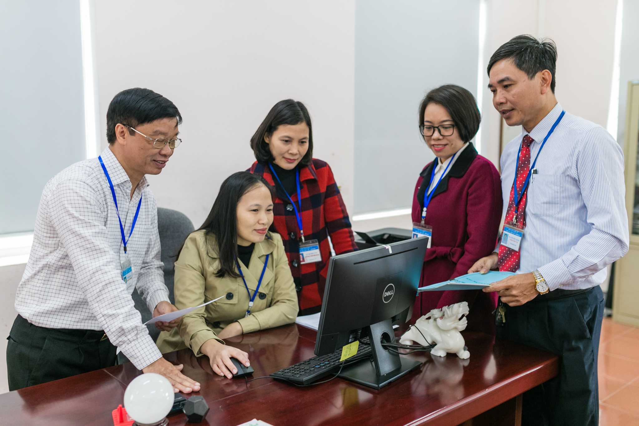 Bác sỹ CKII Nguyễn Bá Tân - Chi cục trưởng Chi cục Dân số - KHHGĐ tỉnh trao đổi nhiệm vụ với các phòng chuyên  môn.