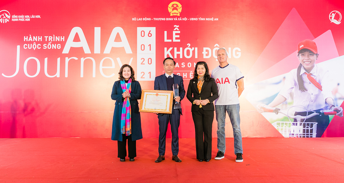 Trao kỷ niệm chương ghi nhận sự đóng góp của ông Hà Văn Phúc - Giám đốc Văn phòng Tổng đại lý AIA Nghệ An với chương trình Hành trình cuộc sống và các hoạt động vì cộng đồng.